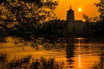 Lac Ouest avec pagode au coucher du soleil dans la province du Zhejiang, Chine — Photo de stock