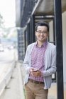 Азиатский мужчина с помощью смартфона на улице — стоковое фото