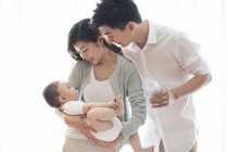 Feliz familia china con bebé niño - foto de stock