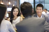 Amigos asiáticos cenando juntos en restaurante - foto de stock