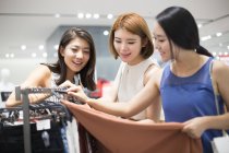 Freundinnen kaufen im Bekleidungsgeschäft ein — Stockfoto