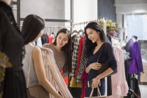 Китайський подруг, покупки в магазині одягу — стокове фото
