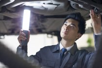 Mécanicien automobile chinois examen voiture — Photo de stock