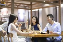 Amici asiatici che cenano insieme nel ristorante — Foto stock