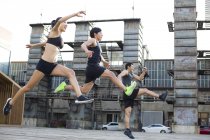 Atletas chineses correndo na rua — Fotografia de Stock