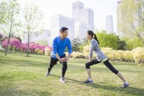 Зрелая китайская пара занимается спортом в парке — стоковое фото