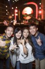 Amis chinois geste au festival de musique — Photo de stock