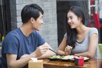 Китайская пара обедает — стоковое фото