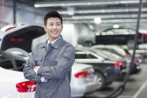 Chinesischer Automechaniker in der Werkstatt — Stockfoto