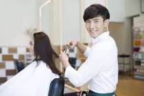 Barbiere cinese taglio capelli cliente — Foto stock