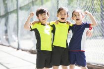 Chinesische Kinder in Sportkleidung jubeln — Stockfoto