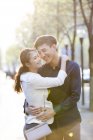 China pareja abrazando en la calle - foto de stock