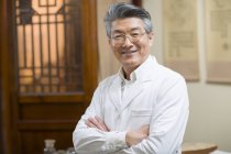 Porträt eines reifen chinesischen Arztes — Stockfoto