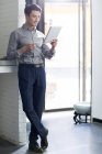 Азиатский человек с помощью цифрового планшета в офисе — стоковое фото