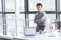 Chinesischer Geschäftsmann am Arbeitsplatz im Büro — Stockfoto