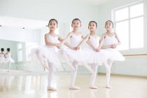 Девушки из Китая практикуют балет — стоковое фото