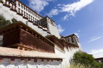 Дворец Потала с низким углом обзора в Тибете, Китай — стоковое фото