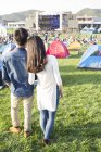 Coppia cinese in piedi insieme al festival musicale campeggio — Foto stock