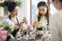 Mulheres asiáticas aprendendo arranjo de flores — Fotografia de Stock