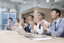 Business team applaudire alla riunione in sala riunioni — Foto stock