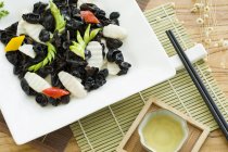 Chinesische Süßkartoffel- und Müslimahlzeit auf dem Tisch — Stockfoto
