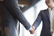 Chinese businessmen shaking hands — Stock Photo