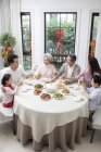 Família tendo jantar de Ano Novo Chinês — Fotografia de Stock