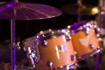 Nahaufnahme des Schlagzeugs auf der Bühne — Stockfoto