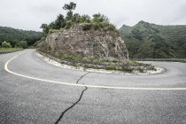 Vista de estrada e montanhas em Beijing, China — Fotografia de Stock