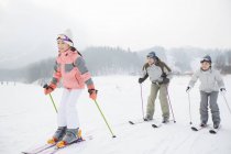Famille chinoise avec fille ski en station de ski — Photo de stock