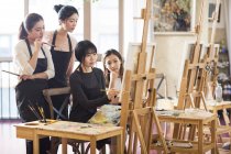 Азиатские женщины с учителем рисования работают в студии — стоковое фото