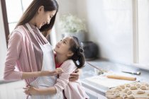 Китайський мати і дочка, підтримуючи при прийнятті пельмені — стокове фото