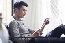 Asiatico uomo utilizzando digitale tablet in ufficio — Foto stock