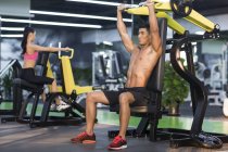 Chinese trainiert an Fitnessgeräten — Stockfoto