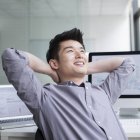 Китайский бизнесмен думает в офисе — стоковое фото