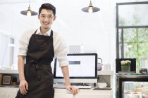Proprietário chinês da cafetaria de pé no balcão — Fotografia de Stock
