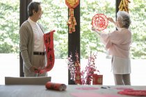 Maison de décoration de couple senior pour le Nouvel An chinois — Photo de stock