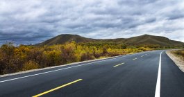Autostrada nella zona selvaggia della provincia della Mongolia Interna, Cina — Foto stock