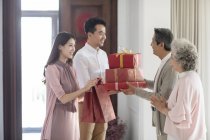 Paar besucht Eltern am chinesischen Neujahrstag — Stockfoto