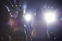Женщины Китая держатся за руки на музыкальном фестивале — стоковое фото