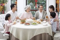 Familia teniendo cena de Año Nuevo Chino - foto de stock