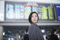 Азиатская бизнесвумен ждет в аэропорту — стоковое фото
