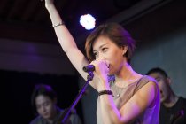 Donna cinese che canta sul palco — Foto stock