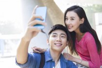 Couple chinois prenant selfie avec smartphone — Photo de stock