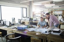 Architekten arbeiten im Bürointerieur mit Laptop — Stockfoto