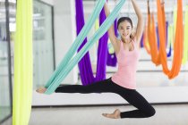 Азиатка, практикующая воздушную йогу — стоковое фото