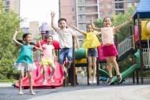 Китайские дети играют в парке развлечений — стоковое фото