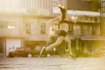 Atleta chino corriendo en la calle - foto de stock