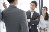 Китайские бизнесмены разговаривают в конференц-зале — стоковое фото