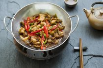 Comida china tradicional de intestinos de cerdo a la plancha - foto de stock